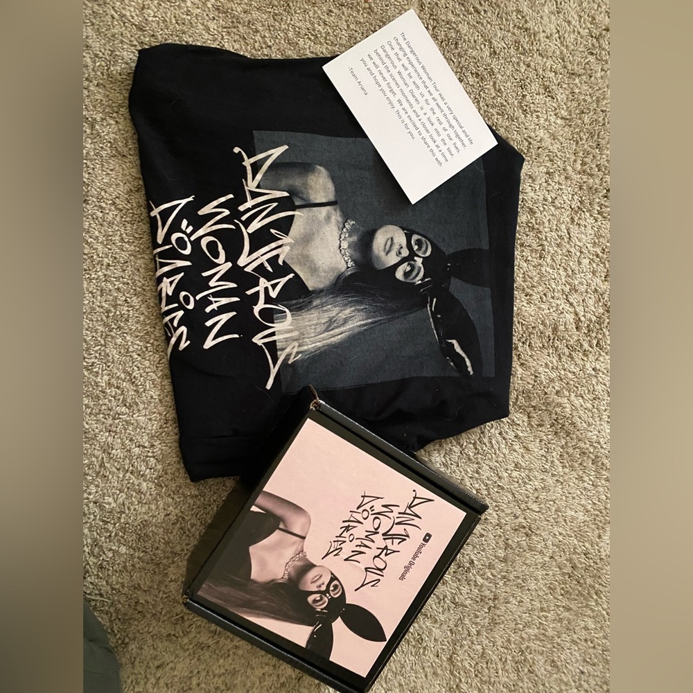 *SOLD* Rare Ariana Grande Dangerous Woman Diaries Fan Box